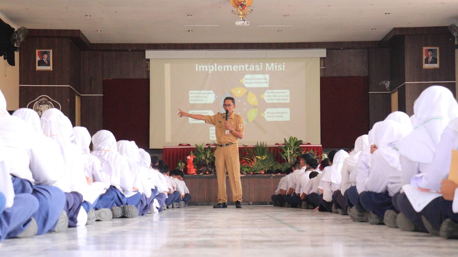 Merajut Adaptasi, Mengukir Prestasi: SMA Negeri 1 Purbalingga Gelar MPLS Inklusif dan Inspiratif.