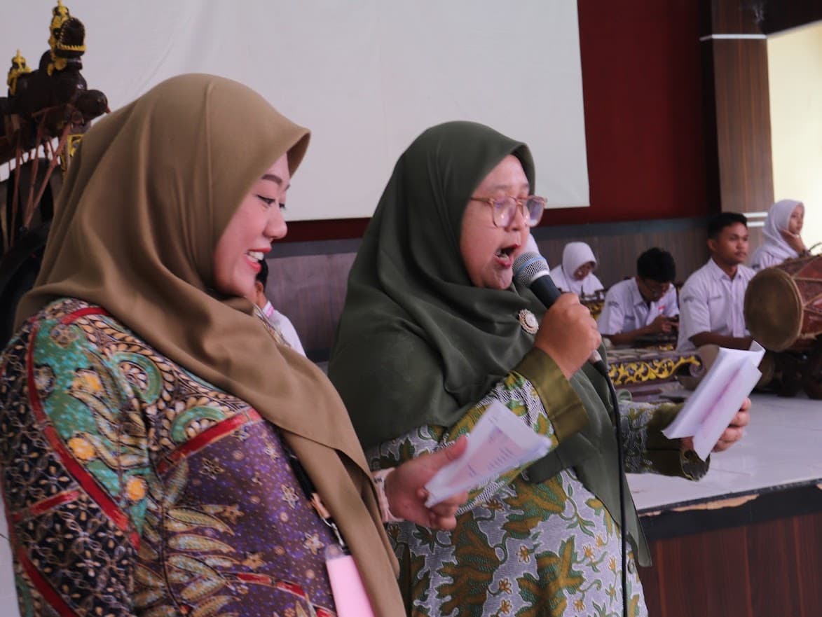 Cheers Behind the Mic: Tresno Widiati, S.Pd dan Andriani Suzana, S.Pd., M.Pd as Master of Ceremony