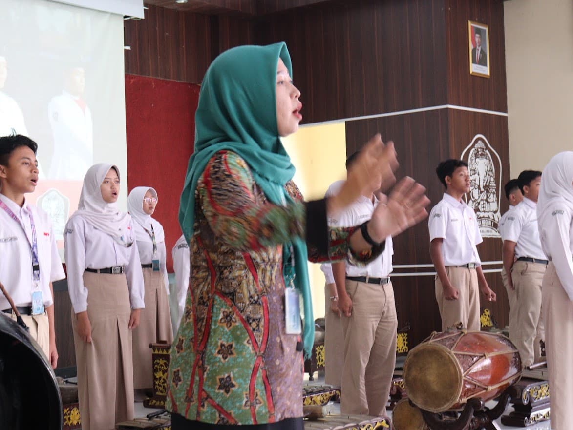 The Rhythm of Celebration: Berlian Mangestuti, S.Pd. as dirigen